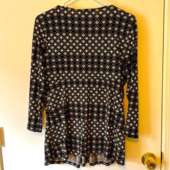 Daisy Fuentes 3/4 length, v neck top, size large, lovingly worn. - Picture 3 of 3